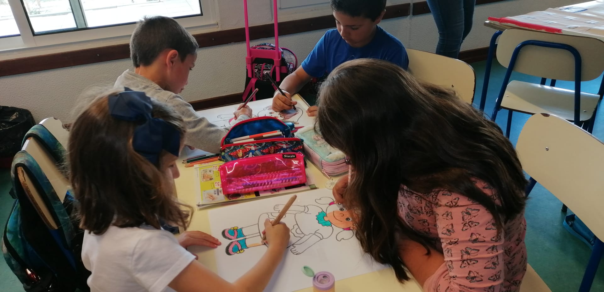 Os desenhos para a construção dos fantoches foram fornecidos pela professora da turma, mas foram as crianças que pintaram em trabalho de grupo.